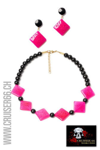Hals Kette Schmuck Hot Pink Set Ohrstecker Rockabilly Vintage-Fashion 50-s-Mode 50-s-Style Rock-and-Roll-Shirt Rock-and-Roll-Mode Rockabilly-laden Rockabilly-Fashion Rockabilly-OBERBUEREN-Wil-Uzwil-Bischofszell-St-Gallen Pin-Up-Mode  Rockabilly-Shop Rockabilly-Blusen Rockabilly-Tops Rockabilly-Shoes-Schuhe Rockabilly-Kleider-Boutique Sommer-Kleider Petticoats Bowling-Shirts Rockabilly-Shirts Cruiser-66-Rockabilly-Mode Rodeostars-Rockabilly-Store Rockabilly-OBERBUEREN 50s-Laden Leopard-Bluse Cherry-Tops Kirschen-Kleider Polka-Dot Rockabella-Jeans Rockabella-Latzhosen 50s-Hosen-Jeans Latzhosen Trousers-Rockabilly Skirts-Swing Dresses-Vintage Swing-Kleider-OBERBUEREN-Uzwil-Wil-Bischofszell-St-Gallen Rockabilly-Party Rockabilly-Fest Rockabilly-Night Cruiser-66-US-Car-Meeting Ami-Treffen US-Car-OBERBUEREN Amitreffen-OBERBUEREN US-Car-Szene-OBERBUEREN monatliche-Treffen-St-Gallen-OBERBUEREN-Uzwil-Wil-Bischofszell Banne Collectif Rumble 59 Steady Dolly-and-Dotty Hearts-and-Roses Popsoda Hell-Bunny Lady-Vintage Classic-American-Cars Boleros-Rockabilly Knitwear Strickjacken-Retro-Rockabilly Perlenkett-Rockabilly-50s-fifties Fifties-Schmck Perlenkette-mit-Rose Fifties-Mode-Cruiser-66-Oberbueren-Wil-Uzwil-Bischofszell-St-Gallen Fifties-Oberbueren-Muenchwilen-Wil-Frauenfeld